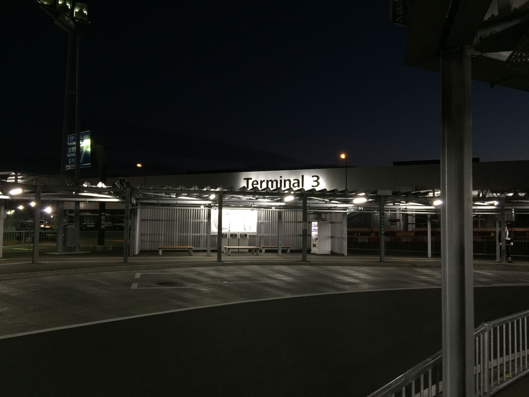 早朝の成田空港