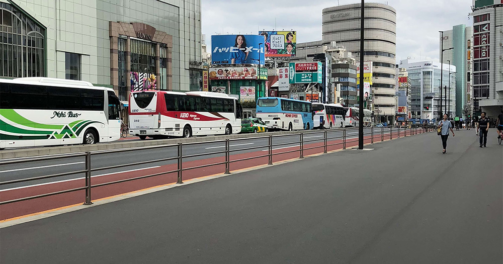 JR新宿駅南口の手前