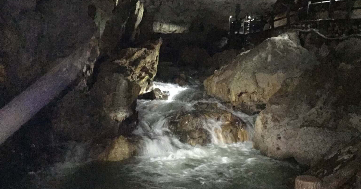 秋芳洞の中に流れている川