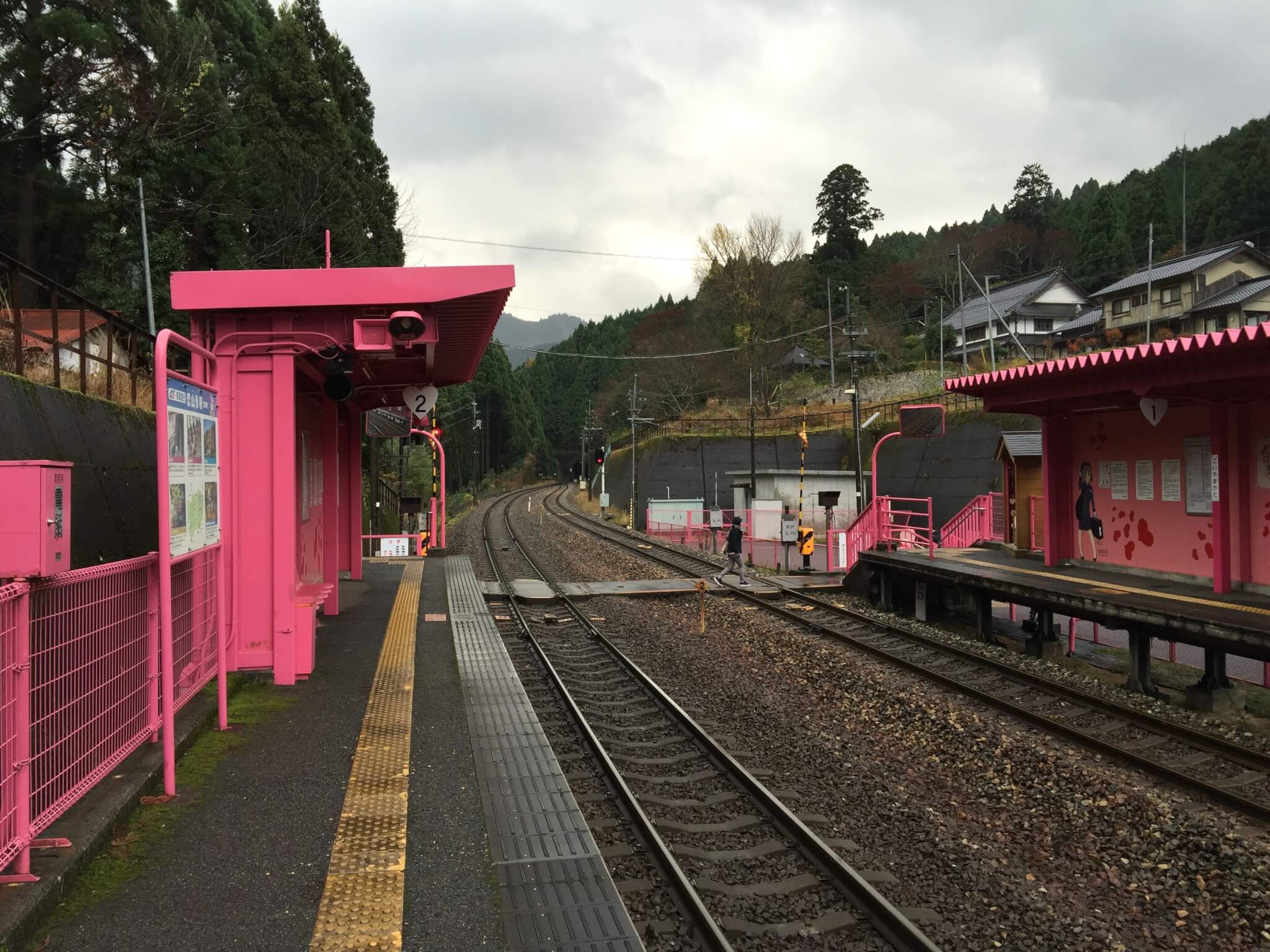 恋山形駅の駅ホーム